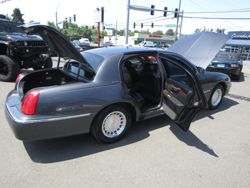 Lincoln Town Car 2001 price $6,977