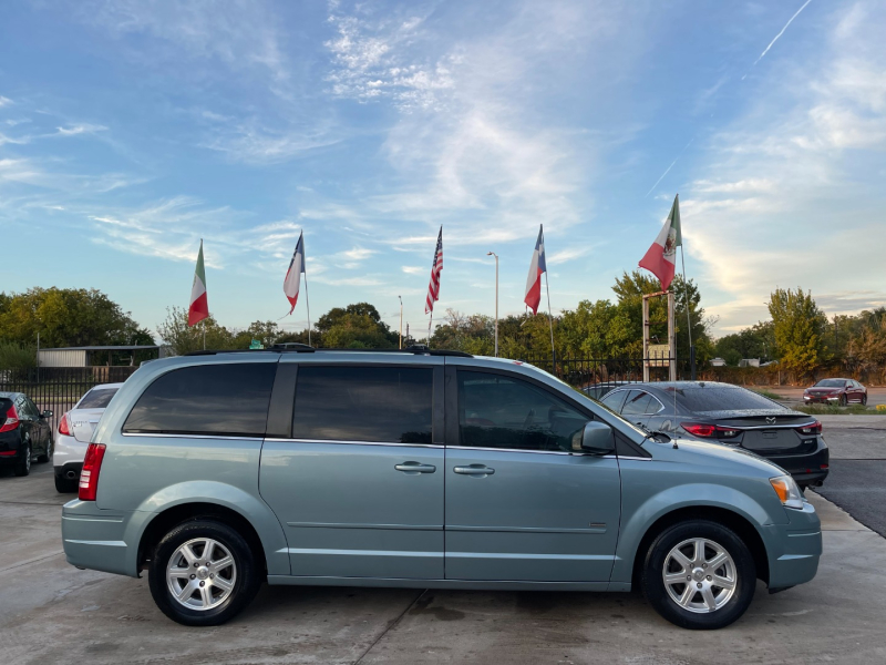 Chrysler Town & Country 2008 price $4,995
