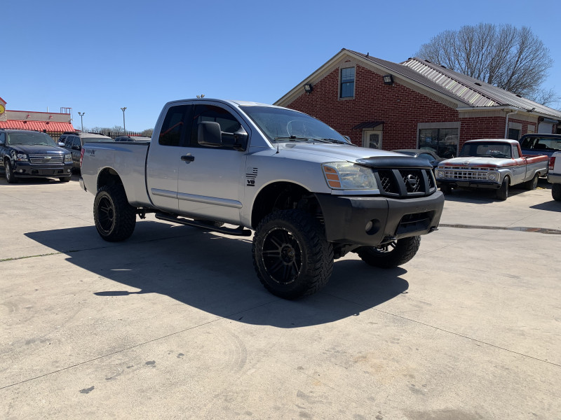 2004 nissan titan specs