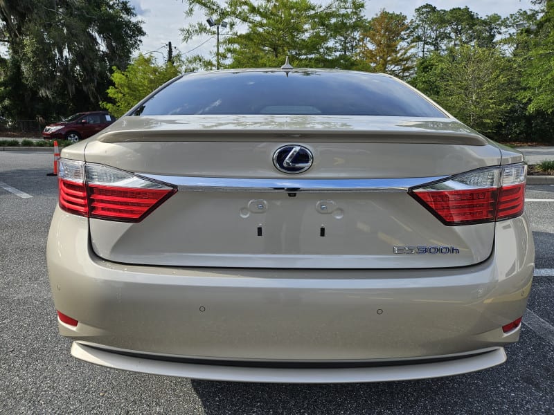 Lexus ES 300h 2013 price $18,995