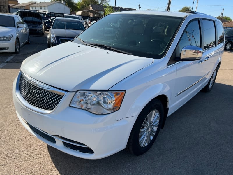 Chrysler Town & Country 2015 price $9,990