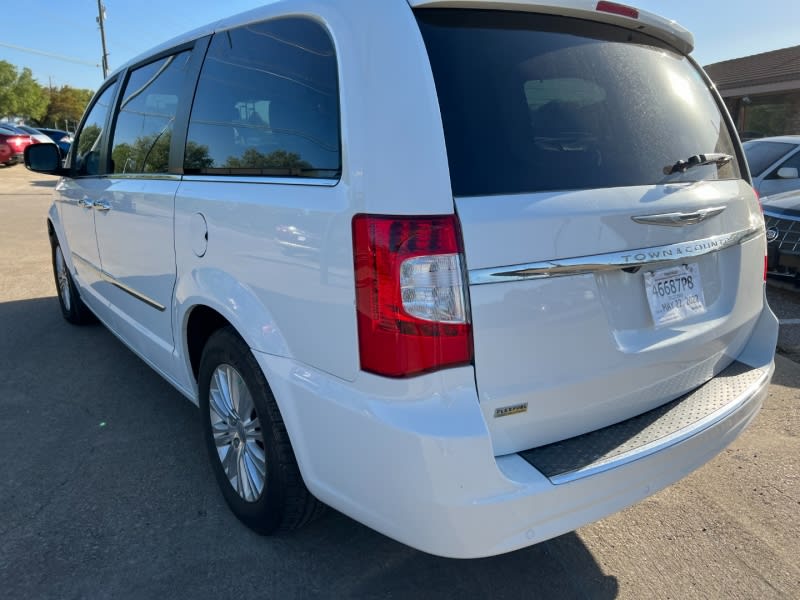 Chrysler Town & Country 2015 price $10,450