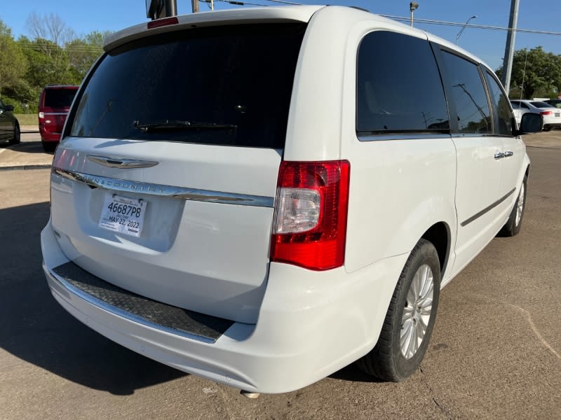 Chrysler Town & Country 2015 price $9,990