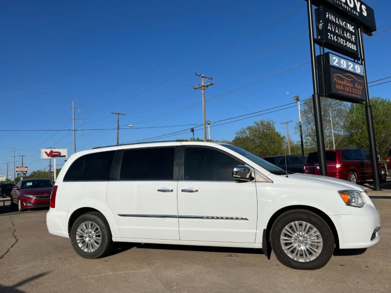 Chrysler Town & Country 2015 price $10,450