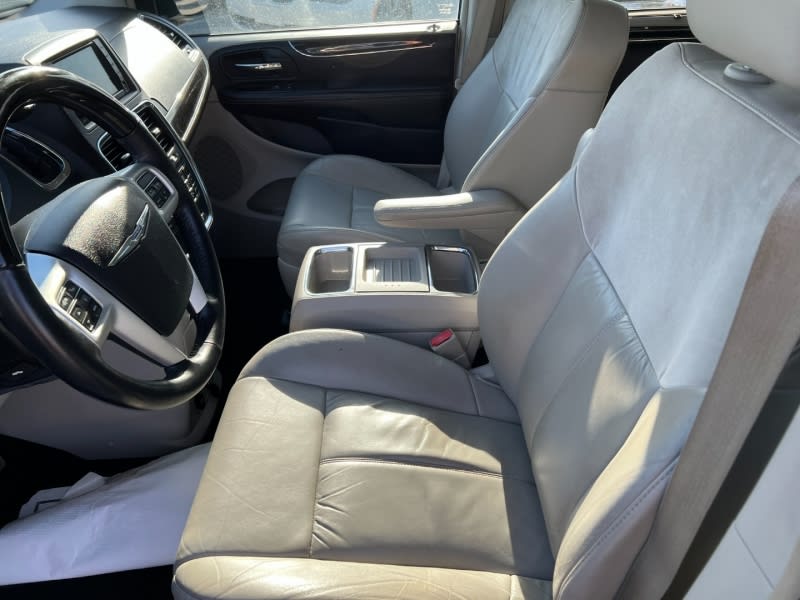 Chrysler Town & Country 2015 price $10,450