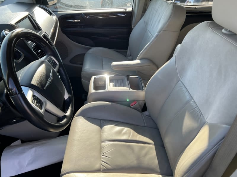 Chrysler Town & Country 2015 price $10,450