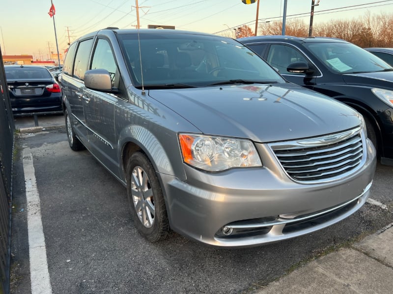 Chrysler Town & Country 2015 price $9,990