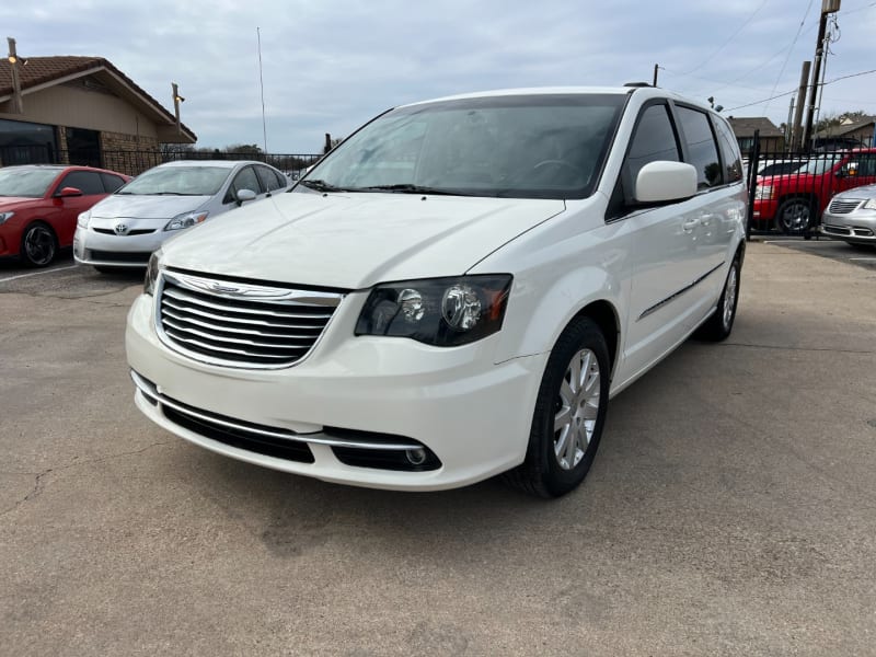 Chrysler Town & Country 2013 price $8,990