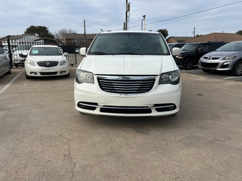 Chrysler Town & Country 2013 price $8,990