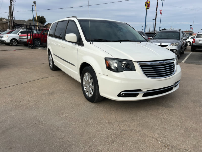 Chrysler Town & Country 2013 price $8,990