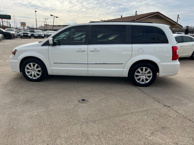 Chrysler Town & Country 2013 price $8,990