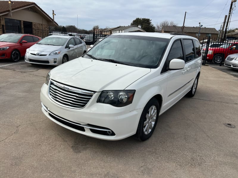 Chrysler Town & Country 2013 price $8,990