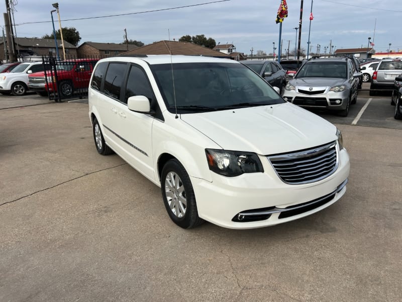 Chrysler Town & Country 2013 price $8,990