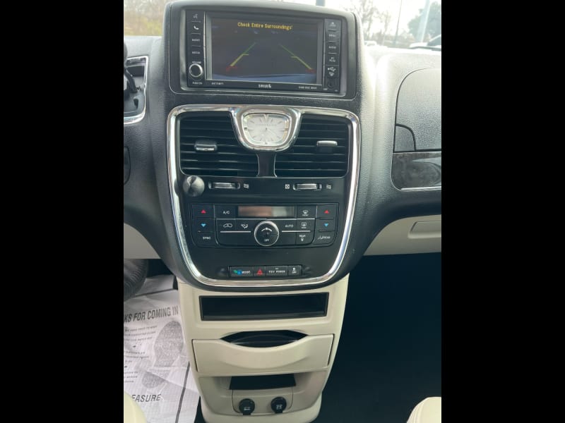 Chrysler Town & Country 2013 price $8,990