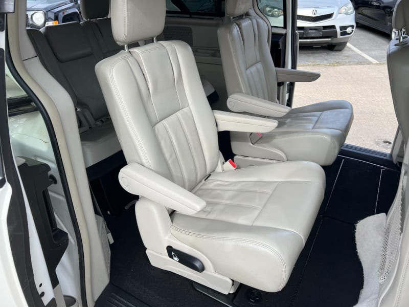 Chrysler Town & Country 2013 price $8,990