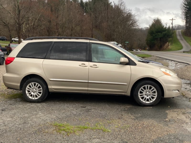 Toyota Sienna 2010 price $10,595