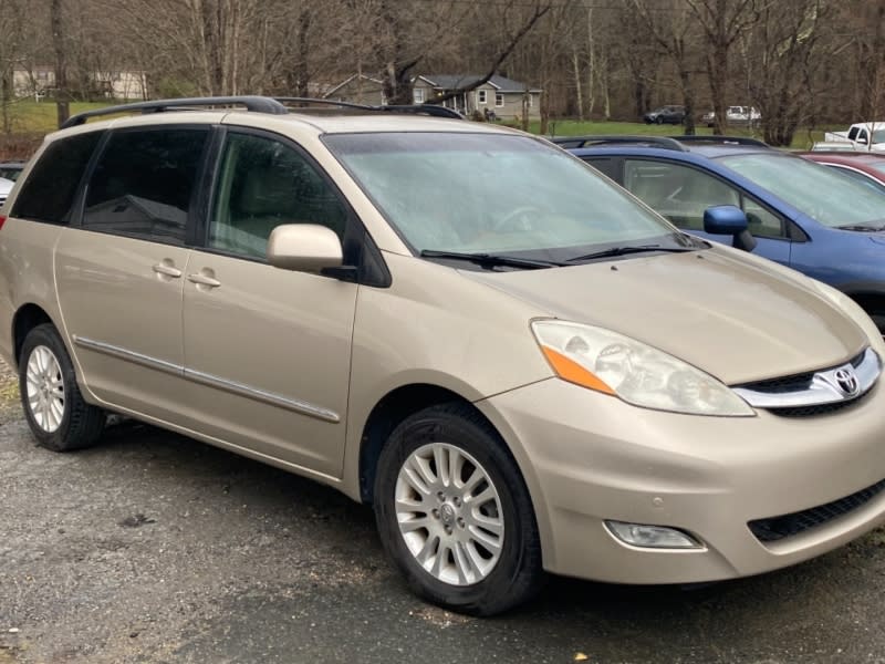 Toyota Sienna 2010 price $10,595