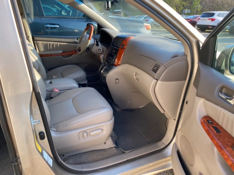 Toyota Sienna 2010 price $10,595