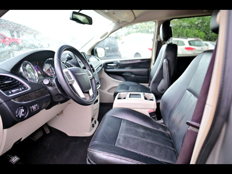 Chrysler Town & Country 2015 price $7,250