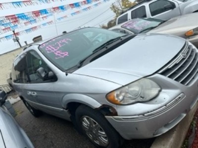 Chrysler Town & Country 2005 price $1,500 Down