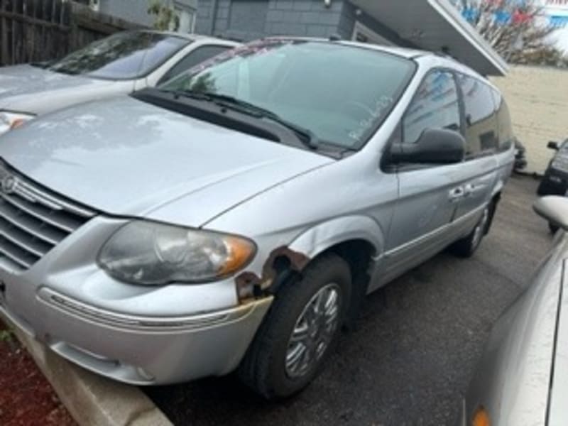 Chrysler Town & Country 2005 price $1,500 Down