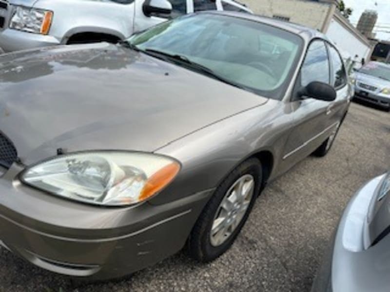 Ford Taurus 2005 price $1,800 Down