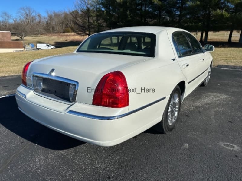 Lincoln Town Car 2006 price $12,995