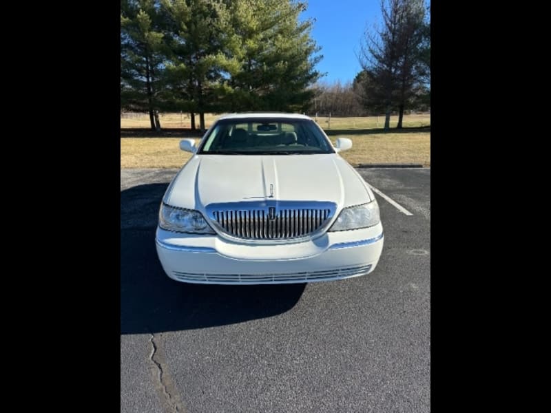 Lincoln Town Car 2006 price $12,995