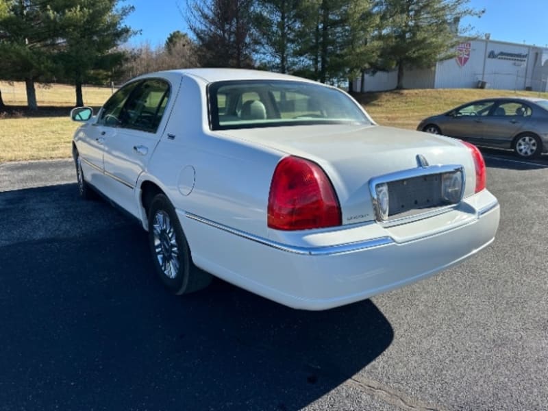 Lincoln Town Car 2006 price $12,995