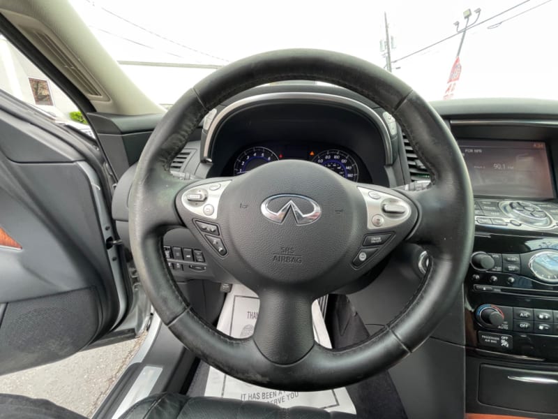 Infiniti QX70 2016 price $17,499