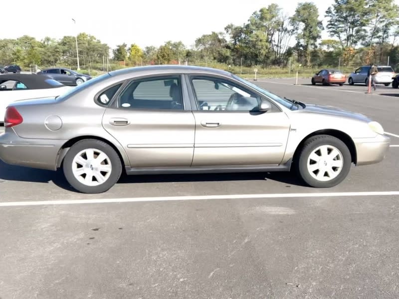 Ford Taurus 2005 price $2,567