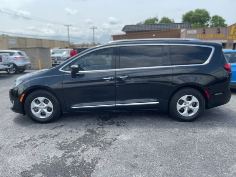 Chrysler Pacifica 2017 price $16,999