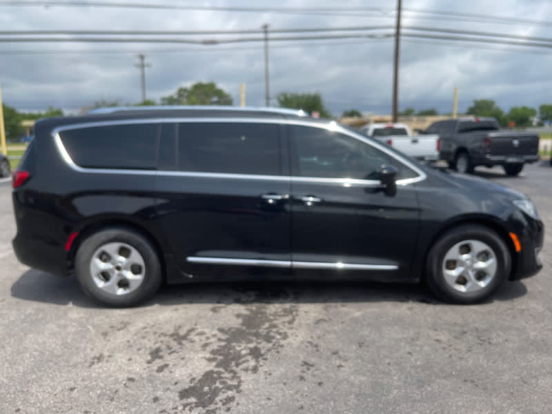 Chrysler Pacifica 2017 price $16,999