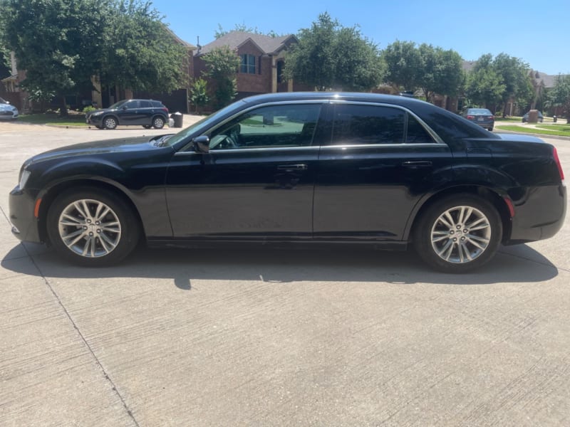 Chrysler 300 2019 price $17,995