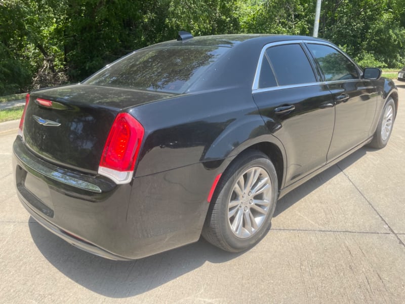 Chrysler 300 2019 price $17,995