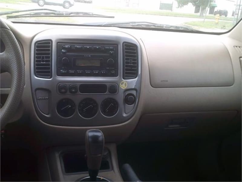 Ford Escape 2005 price $3,000