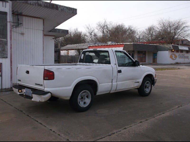 Chevrolet S-10 2000 price $2,500