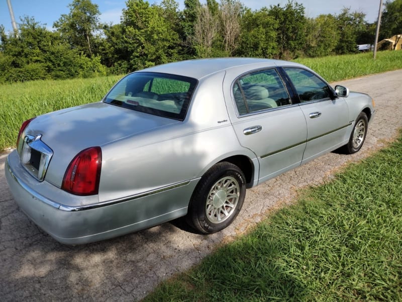 Lincoln Town Car 2000 price $5,000