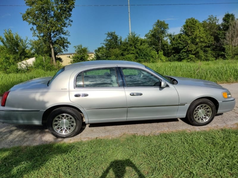 Lincoln Town Car 2000 price $5,000