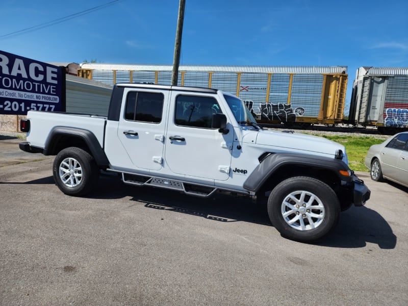 Jeep Gladiator 2023 price $35,999