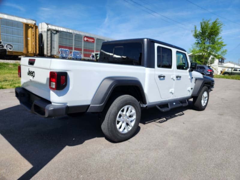 Jeep Gladiator 2023 price $35,999