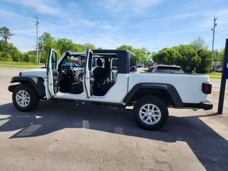 Jeep Gladiator 2023 price $35,999