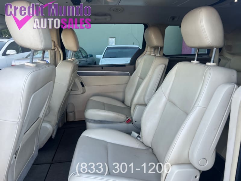 Volkswagen Routan 2010 price $7,999