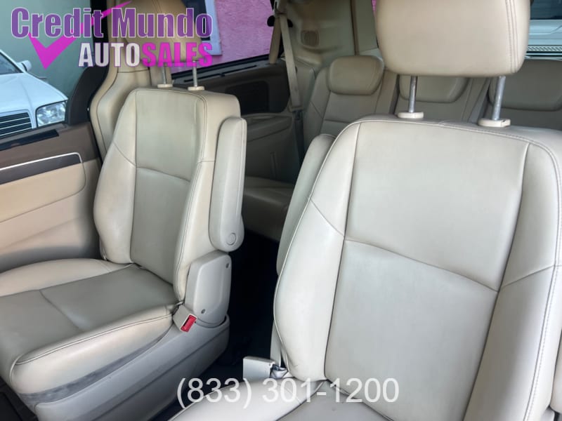 Volkswagen Routan 2010 price $7,999