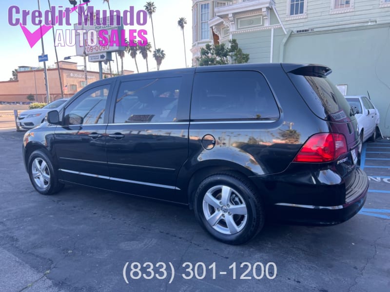 Volkswagen Routan 2010 price $7,999