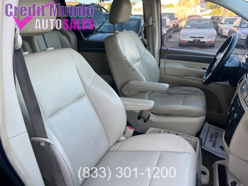 Volkswagen Routan 2010 price $7,999