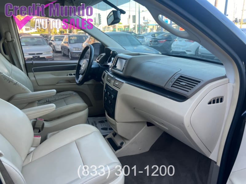 Volkswagen Routan 2010 price $7,999