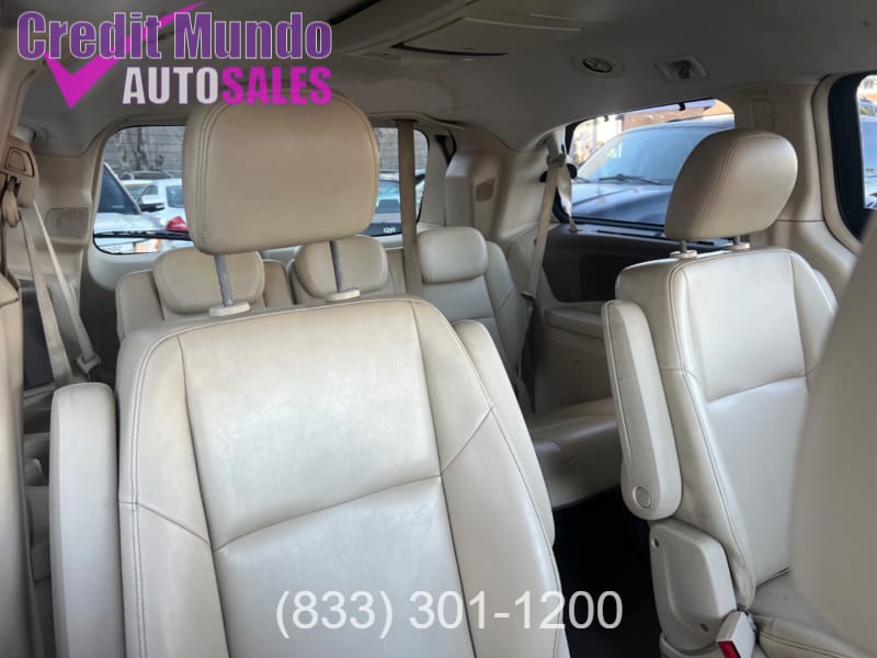 Volkswagen Routan 2010 price $7,999