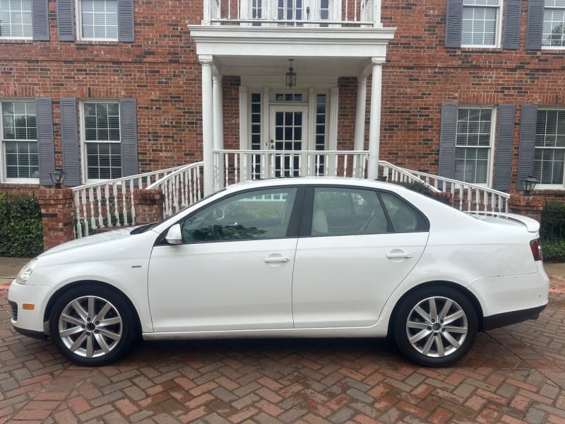 Volkswagen Jetta Sedan 2010 price $2,298