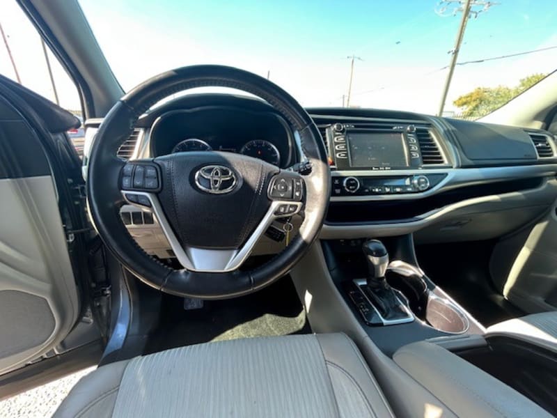 Toyota Highlander 2018 price $26,000